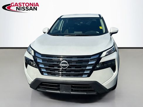 Used 2025 Nissan Rogue SV AWD/4WD image 2