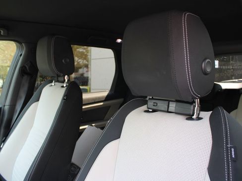 Used 2025 Land Rover Discovery Sport Dynamic SE AWD/4WD image 4