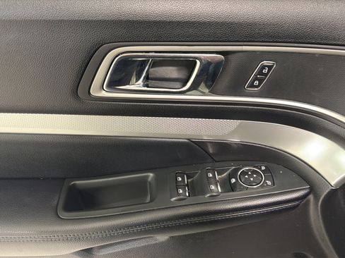 Used 2017 Ford Explorer XLT w/ Equipment Group 201A FWD image 29