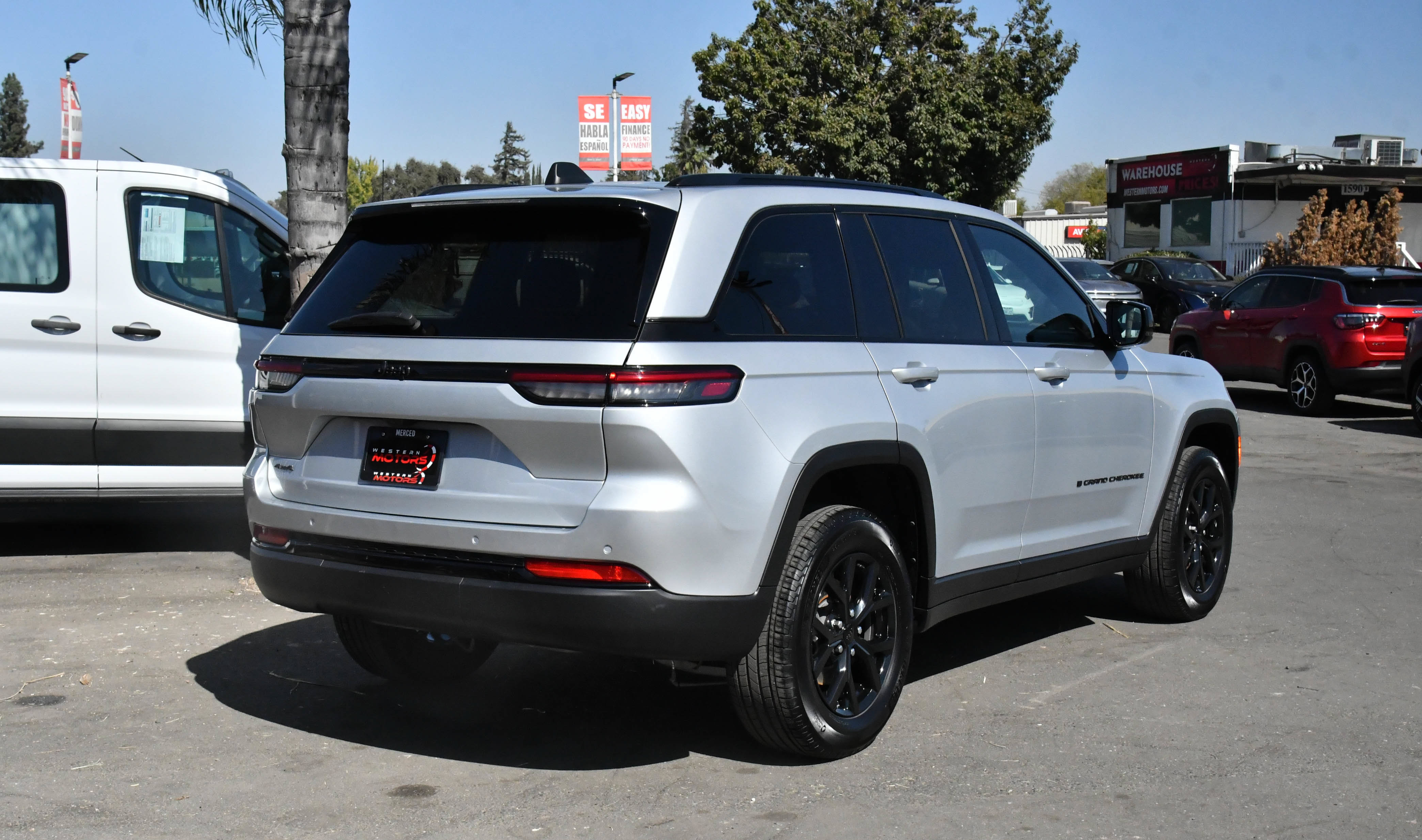 Used 2025 Jeep Grand Cherokee Altitude AWD/4WD image 8