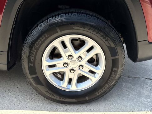 Used 2024 Jeep Grand Cherokee Laredo RWD image 4