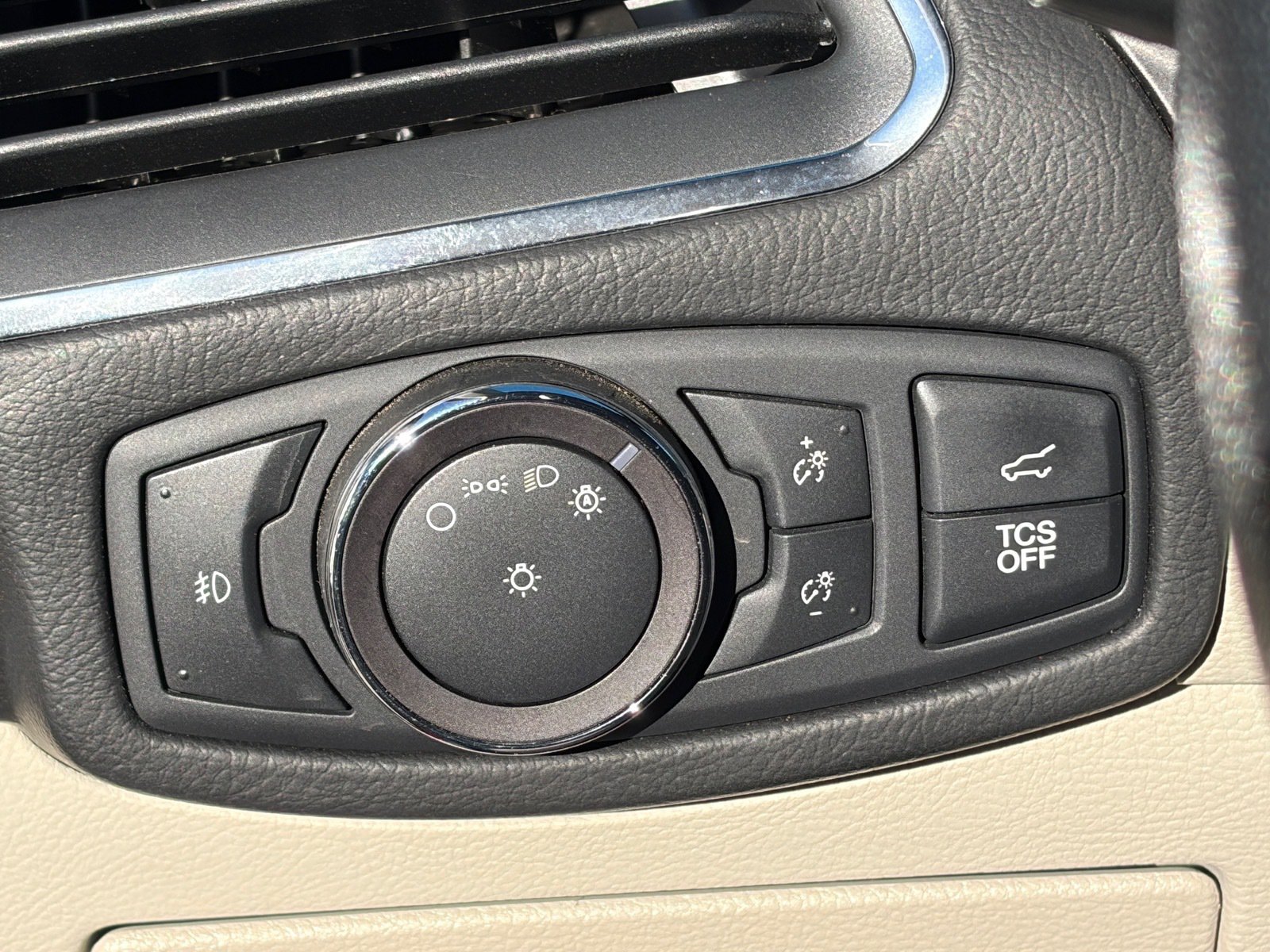 Used 2019 Ford Edge Titanium FWD image 9