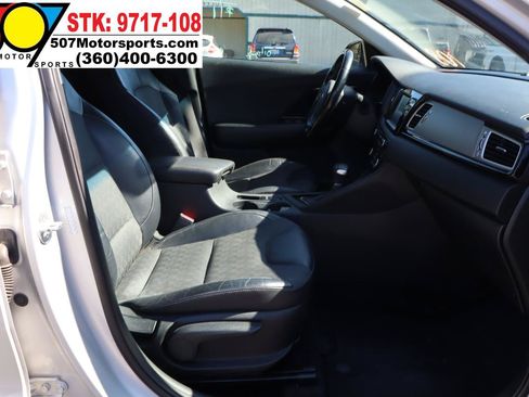 Used 2017 Kia Niro EX FWD image 18