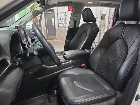 Used 2021 Toyota Highlander Platinum FWD image 16
