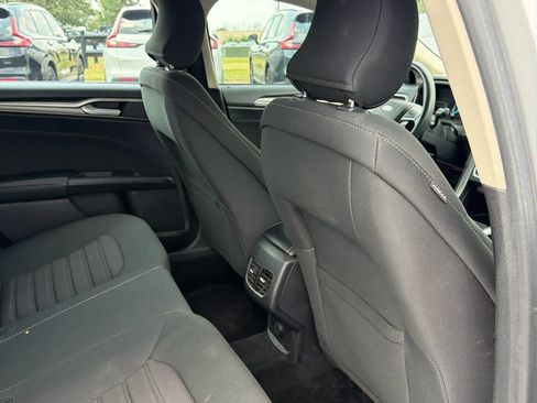 Used 2018 Ford Fusion SE w/ Fusion SE Technology Package FWD image 9