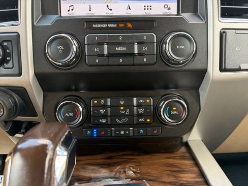 Used 2019 Ford F150 Lariat AWD/4WD image 17