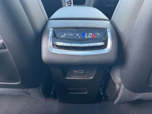 New 2025 Cadillac XT6 Luxury image 40