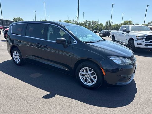 Used 2017 Chrysler Pacifica Touring FWD image 7