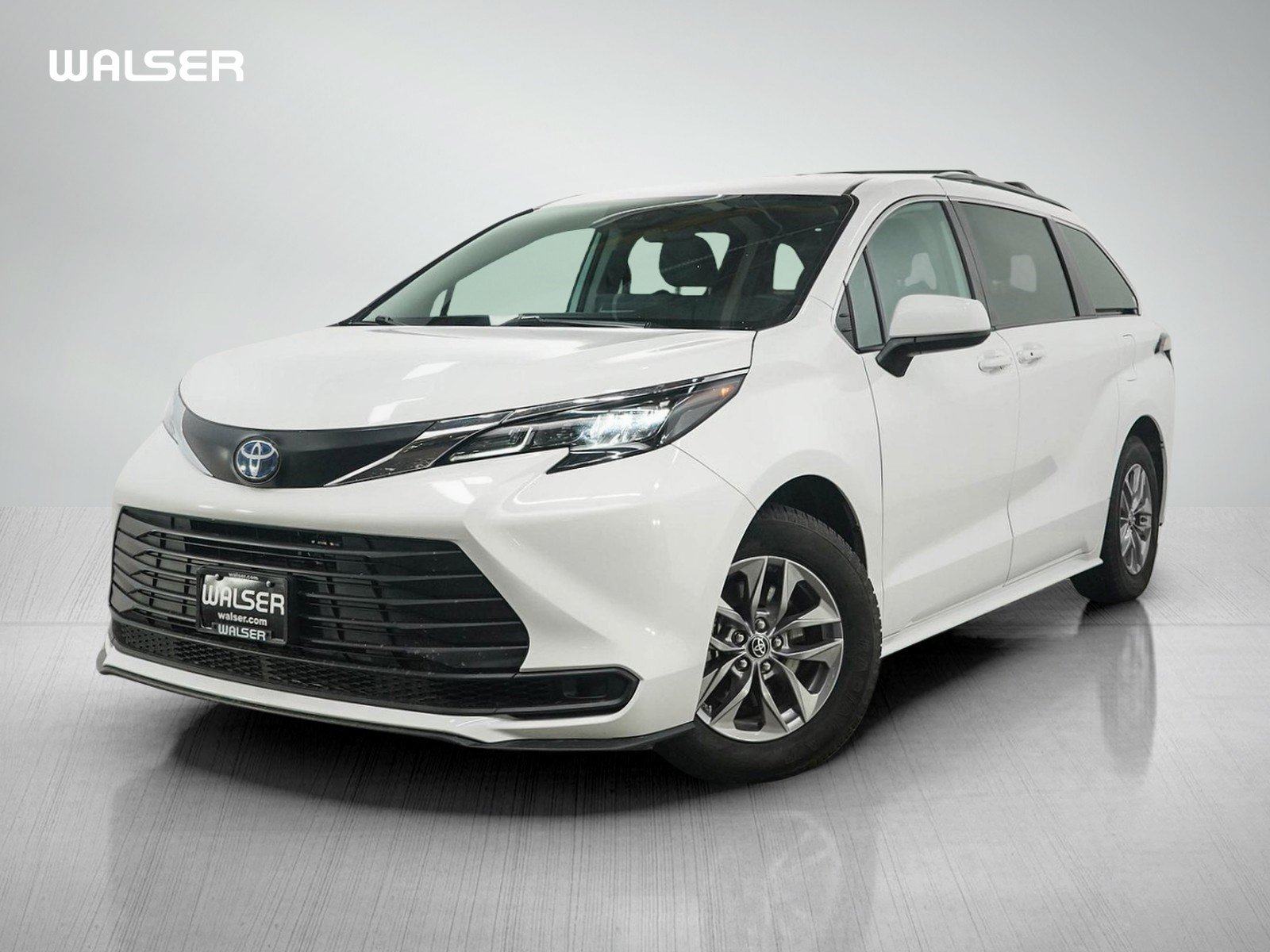 Used 2024 Toyota Sienna LE FWD image 1