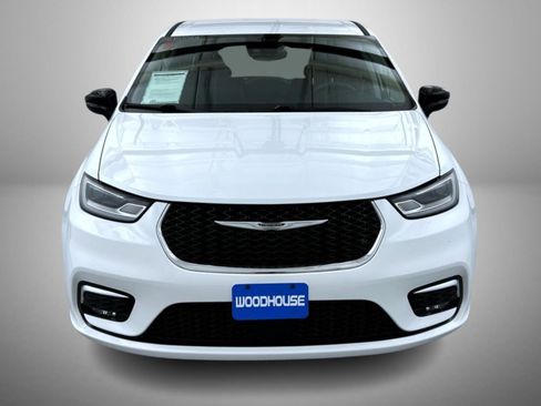 Used 2024 Chrysler Pacifica Touring-L FWD image 2
