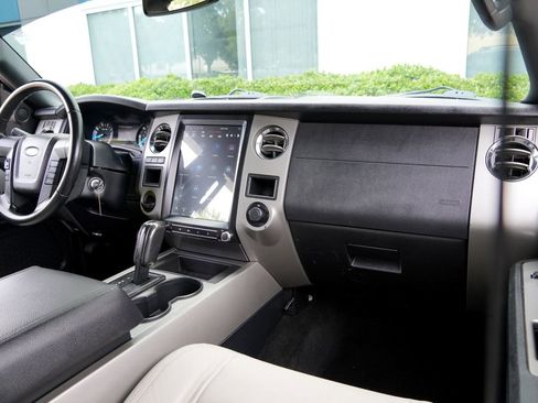 Used 2015 Ford Expedition XLT RWD image 7