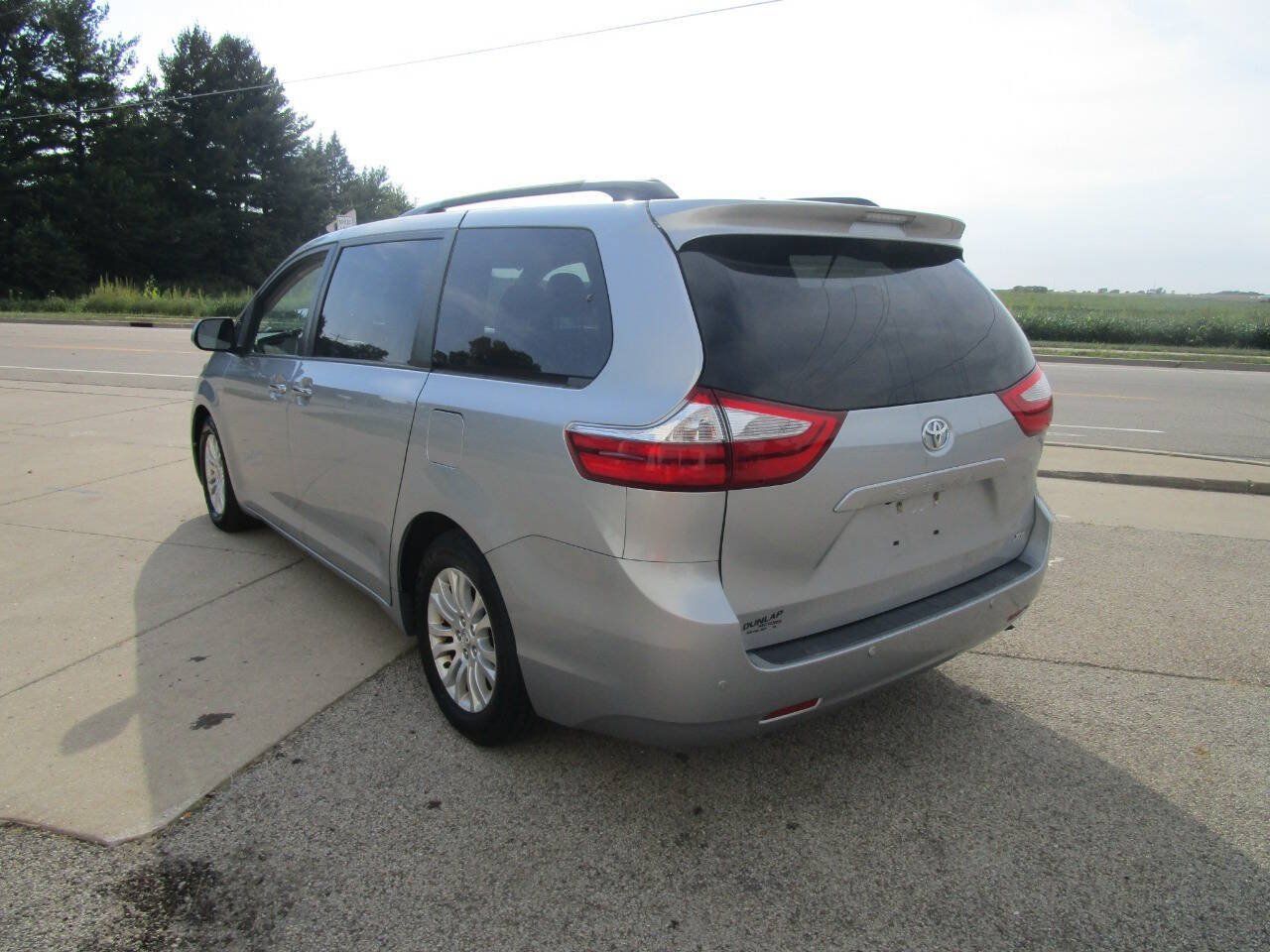 Used 2015 Toyota Sienna XLE Premium FWD image 3