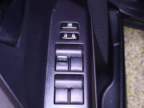 Used 2018 Toyota RAV4 LE FWD image 31
