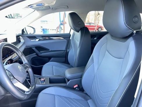 Certified 2025 Volkswagen Tiguan SE image 14