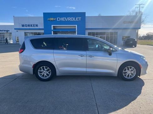 Used 2024 Chrysler Pacifica Touring-L image 2