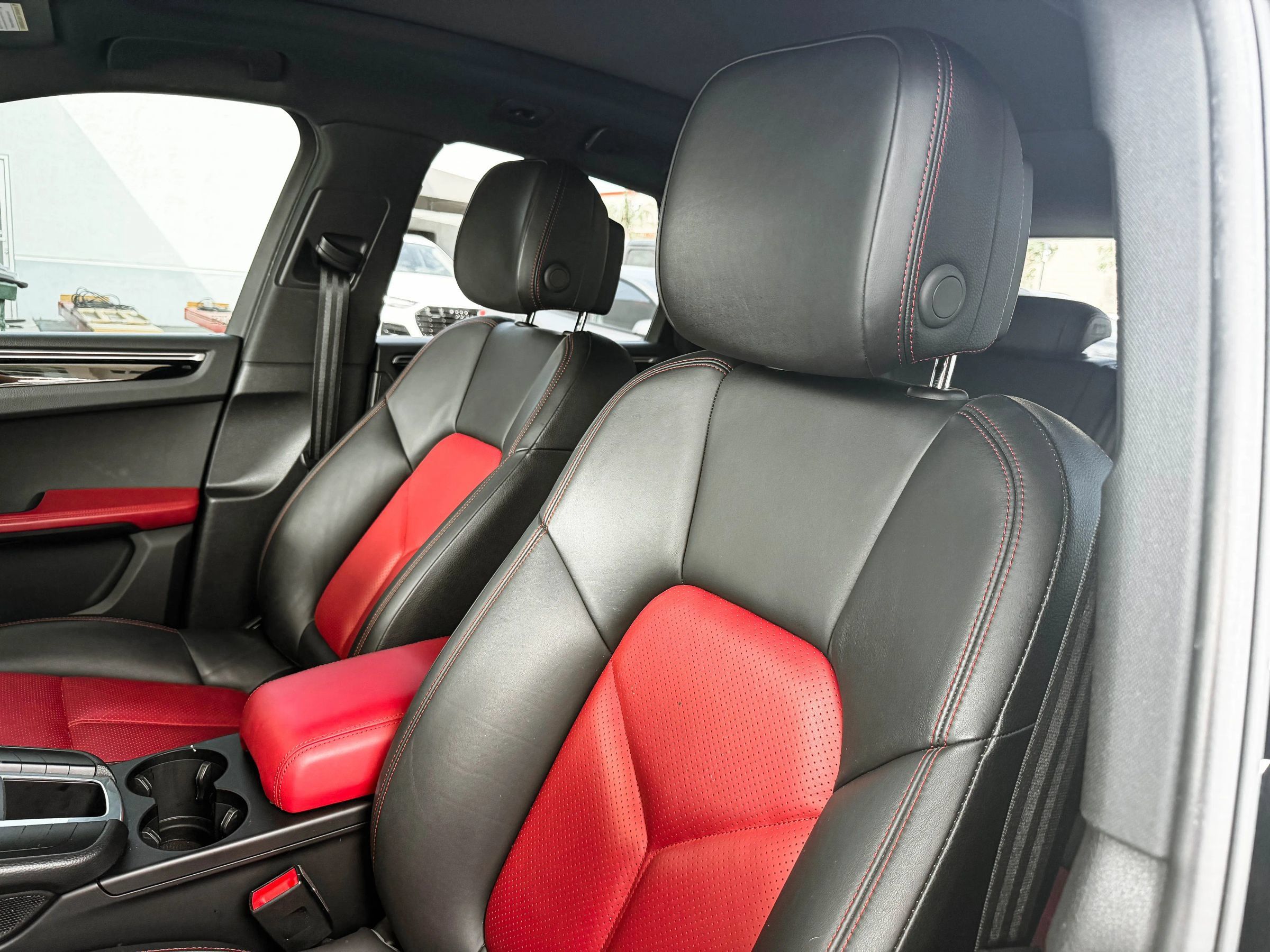 Used 2018 Porsche Macan Sport Edition AWD/4WD image 24