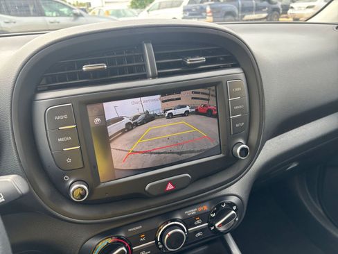 Used 2025 Kia Soul LX w/ LX Technology Package FWD image 22
