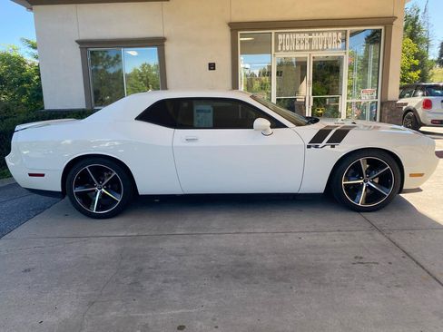 Used 2009 Dodge Challenger R/T RWD image 6