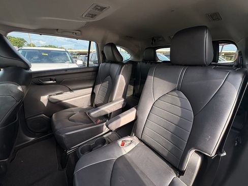 Used 2023 Toyota Highlander XLE AWD/4WD image 25