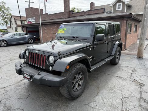 Used 2015 Jeep Wrangler Unlimited Sahara w/ Connectivity Group AWD/4WD image 3