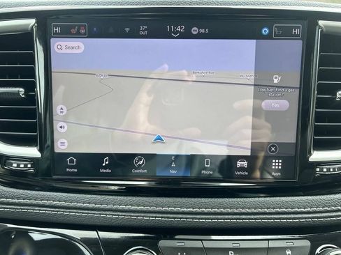 Used 2024 Chrysler Pacifica Limited FWD image 17