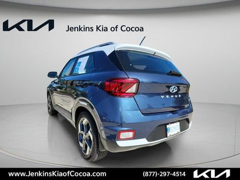 Used 2023 Hyundai Venue Limited FWD image 7
