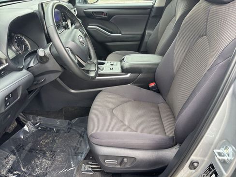 Used 2025 Toyota Highlander LE image 23