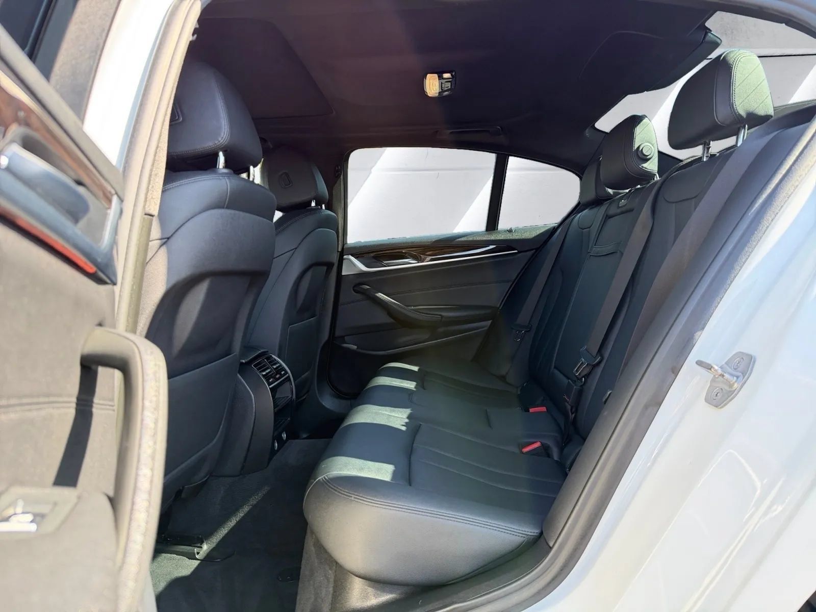 Used 2018 BMW 530i RWD image 11