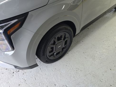 Used 2025 Kia Carnival EX FWD image 9