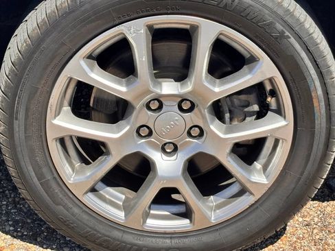 Used 2023 Jeep Compass Latitude w/ Sun and Sound Group AWD/4WD image 9