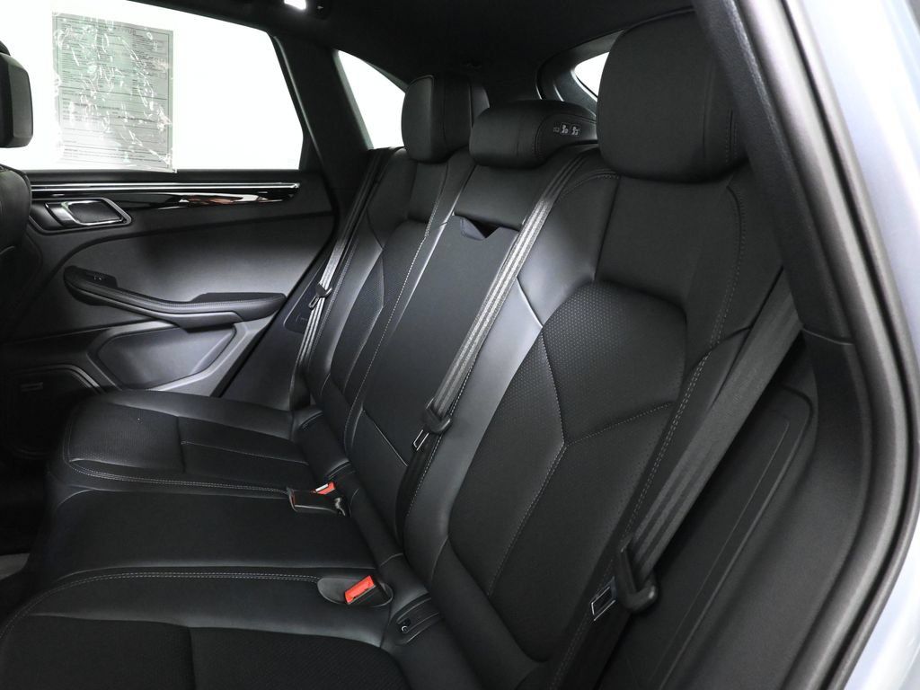 Used 2026 Porsche Macan AWD/4WD image 37