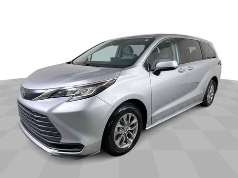 Used 2021 Toyota Sienna LE FWD image 1