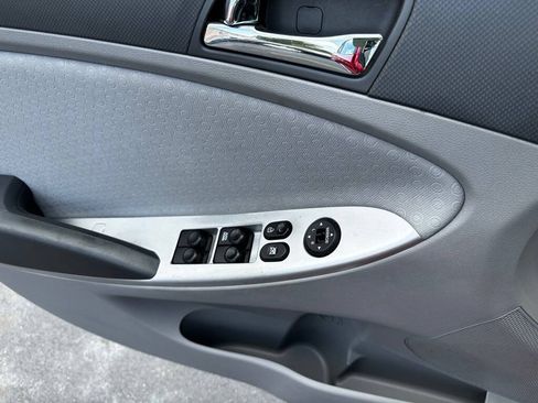 Used 2012 Hyundai Accent SE FWD image 12