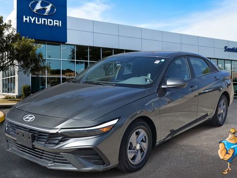 Certified 2024 Hyundai Elantra SE image 1