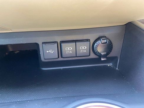 Used 2021 Toyota Highlander XLE AWD/4WD image 19