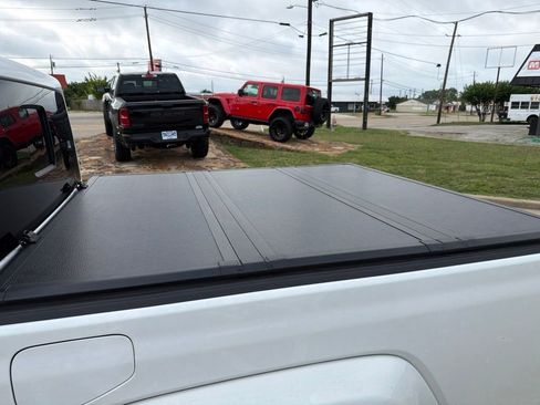 Used 2025 Jeep Gladiator Sport AWD/4WD image 7