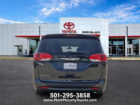 Used 2022 Chrysler Voyager LX FWD image 4