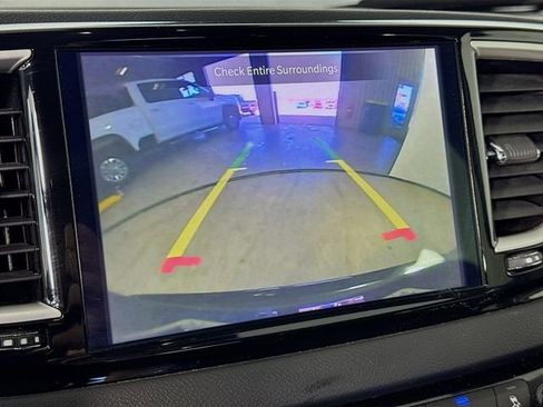 Used 2023 Chrysler Pacifica Touring-L image 15