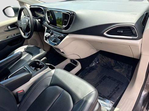 Used 2023 Chrysler Pacifica Touring-L FWD image 14