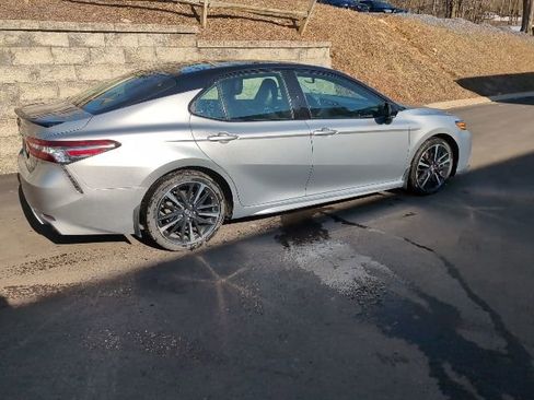 Used 2018 Toyota Camry XSE image 3