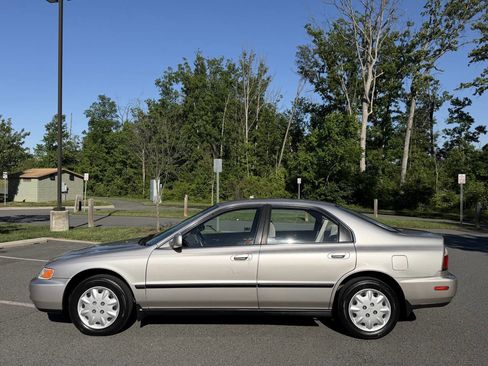 Used 1996 Honda Accord LX image 2