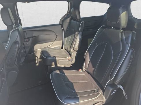 Used 2025 Chrysler Pacifica Limited FWD image 16