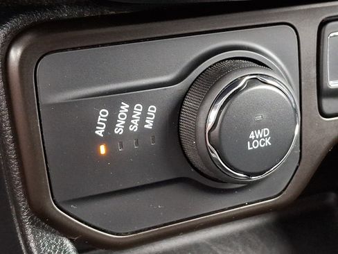 Certified 2019 Jeep Renegade Limited w/ UConnect 8.4 Nav Group AWD/4WD image 25