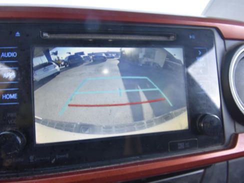 Used 2017 Toyota Tacoma TRD Sport w/ Tow Package image 9