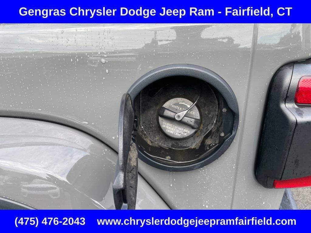 Used 2018 Jeep Wrangler Unlimited Sahara AWD/4WD image 30