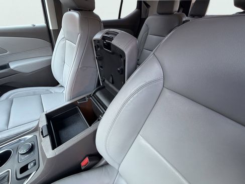 Used 2021 Chevrolet Traverse LT image 34