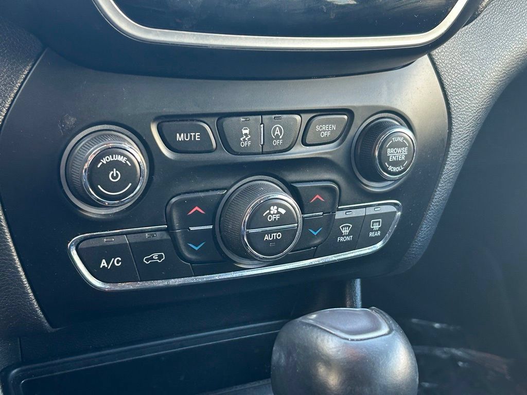 Used 2019 Jeep Cherokee Limited FWD image 22