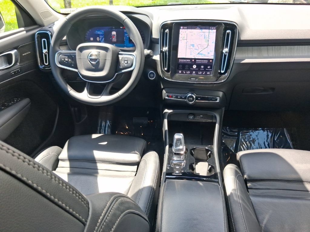Used 2025 Volvo XC40 B5 Ultra AWD/4WD image 11
