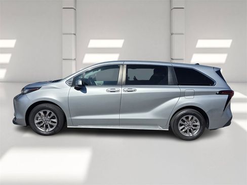 Used 2022 Toyota Sienna LE image 7