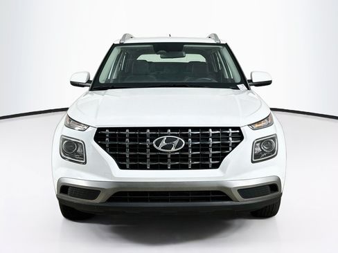 Used 2025 Hyundai Venue SEL FWD image 2